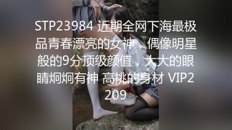 《魔手外购极品厕拍》商业城女厕全景偸拍多位少女少妇熟女方便，后位先拍脸再拍大白屁股，憋尿到极限的良家少妇动作逗死人 (5)