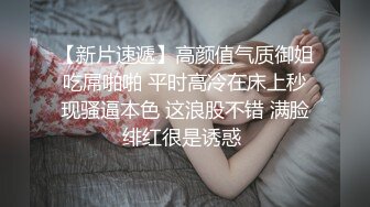 毛多绝美少妇中午休息躲在厕所自慰放松 正爽的时候发现有人偷拍吓一大跳！