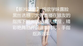 双马尾新人美少女！脸上红扑扑的！嘴比较小吃不了大JB，撩起衣服贫乳，多毛嫩穴尿尿超粉嫩