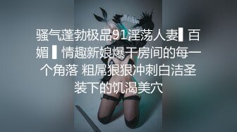 两个骚女露脸在一起比男人玩的都嗨，丝袜情趣制服诱惑双头道具互相插逼，戴上假鸡巴开草主动上位，给逼吃菜