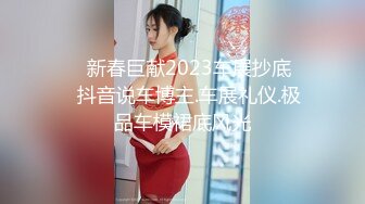 【新片速遞】 2022精品厕拍大神潜入商场隔板女厕❤️移动高清偷拍美女嘘嘘挂工作牌的女神级美女逼逼没啥毛真干净