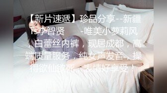  很有韵味笑起来甜美少妇约炮眼镜胖男，开档黑丝高跟鞋自摸掰穴，舔屌深喉上位骑乘自己动