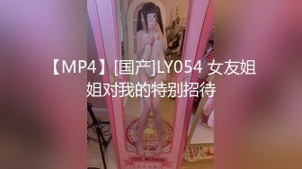 跟踪大屁股少妇如厕，没想到她在自慰