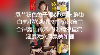 约了个白色T恤苗条身材妹子，舌吻调情沙发上骑坐自己动床上猛操