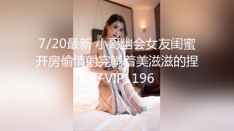 都蹲守白色长裙美女❤️皮肤白皙阴毛乌黑,两片肉唇夹着细小的逼洞