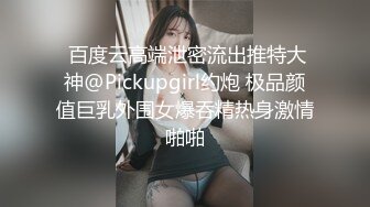 爱漏出的小骚逼露脸调戏一下正在干活的大爷，漏着奶子跟大爷说话把大爷惊呆了，眼珠子都直了精彩刺激别错过