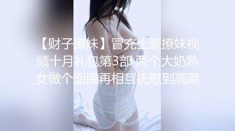 9分颜值极品美女！全身粉嫩外表甜美！脱光光掰开骚穴，摆弄各种姿势，自摸揉搓粉穴，低低呻吟