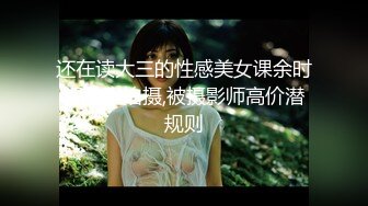 黑衣小美女趴在胯下用猛力的舔吸技术吞吐起伏销魂欲望挡不住投降高潮射了