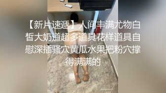 纹身小哥哥遇到欧美妖艳御姐给大屌男友打飞机，销魂姿势口交无套后入