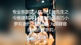 大哥的小女人露脸舔弄很粗的大鸡巴，被大哥夹着头深喉玩弄，无套抽插多体位爆草蹂躏，乖巧听话浪叫不止刺激