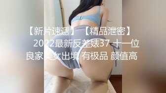 国产CD系列伪娘小薰2 开档短裙电梯内露鸡儿在街上打飞机