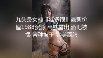 百合姐妹花看着都很嫩，双头道具互相抽插，让好姐妹后入草，跟男人一样的动作亲着小嘴揉捏奶子精彩不要错过