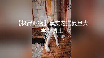 齐逼牛仔短裤黑丝骚女，舔屌足交一脸享受，脱下黑丝掰穴扣弄