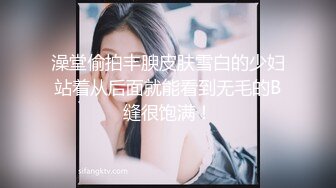 【奇葩母女双人秀】漂亮妹子带妈妈一起下海，自摸骚逼，观众要求看你妈逼，翘起屁股看骚穴，撩起衣服揉捏奶子