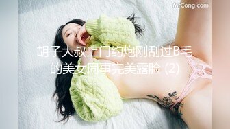  把女友的牛仔裤剪一个洞隔着裤子操她的小嫩B爽翻了