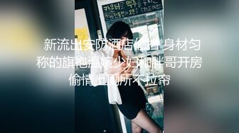 【新速片遞】天然巨乳良家小少妇一个人在家诱惑狼友，这大奶子得用拳头托着，跟狼友互动撩骚各种展示自慰逼逼呻吟别错过