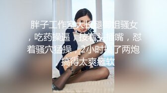 医院女厕偷拍拿着棉签捅屁眼的少妇