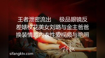 精灵古怪的小幺女，吃着鸡巴也那么多戏，'香香的，甜甜的，哈哈‘眼睛遛弯囫囵转，吃鸡巴那么滴开心！