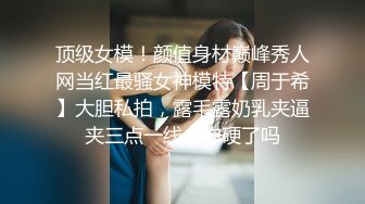 悄悄来到女宿舍，巧遇清纯学妹睡得像死猪似的，掏出鸡巴往嘴里蹭，射了她一嘴也没醒来，在做春梦吧？