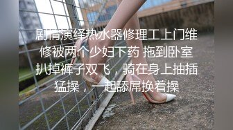 和女老板的故事 五一在海底捞厕所和老板做爱，外面人来人往真刺激！