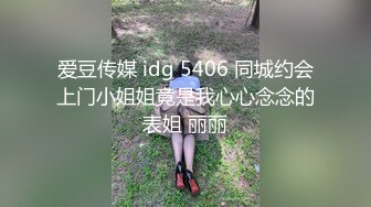 提前躲在学校女澡堂隔间里面偷拍前来洗澡的女学生,心提到嗓子眼了生怕她们推我的门