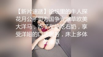 甜美文静美女！被胖子炮友玩弄！蹲着深喉插嘴，沙发上抗腿正入，振动棒插穴磨蹭阴蒂，非常享受