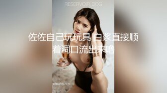 肏翻熟女小阿姨，大骚假鸡巴自慰湿漉漉的穴，再插入顶进去 阿姨爽的舒服叫出了声音！