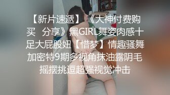 网红脸大奶小骚货被炮友狂操，吊带黑丝抬起腿站立侧入，操的奶子直晃动