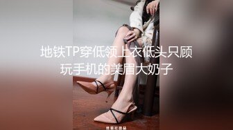 黑丝短裙骚少妇勾搭上门的维修工 全程露脸 衣服都没脱就让大哥各种乱草无套蹂躏内射