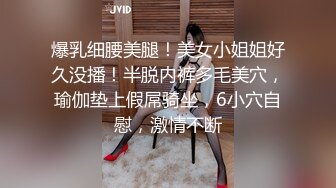 攻良家约大白屁股熟女 撩起睡衣抬腿掰穴 舔逼磨屌一脸享受