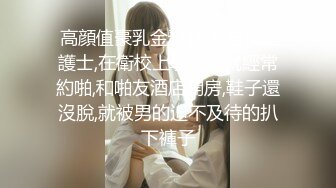 反差学生妹双手扶着鸡巴认真口交