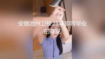 漂亮妹子胸罩被海浪拍偏乳头都跑出来还毫无察觉