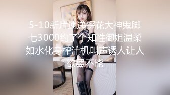  小骚逼露脸洗干净了伺候小哥哥诱惑狼友，舔鸡巴的样子好骚吸蛋蛋，深喉抽插