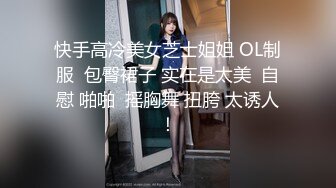 【新片速遞】  两个年轻小妹被小哥一个人玩弄，好姐妹吃奶亲嘴小哥在下面抠逼给狼友看，好多淫水口交大鸡巴深喉，轮草两女