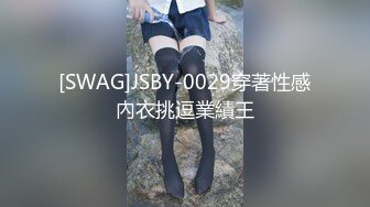 【某某门事件】第117弹 大人来人往大街上抠逼自慰有人过去说她两句，直接用抠逼的中指怼回去！