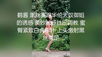 《硬核炸弹》最近疯传的清纯眼镜长腿系在女厕公然修洞无视身边上厕所的人一脸懵逼清洁大妈见过世面淡定无比