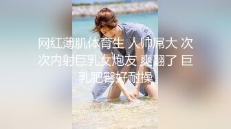 女友和闺蜜买奶茶回来，背着她偷偷在房间操逼