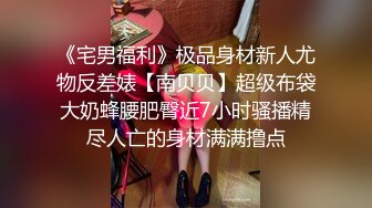 爆乳大屁股风骚人妻大奶子乱颤很是诱人，大肥逼掰开给狼友看特写