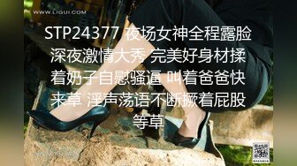 【黑丝长腿御姐调教2个男奴】皮鞭抽脸辱骂，要求男狗爬过来舔脚