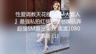 比较有韵味的轻熟女发骚诱惑狼友，丝袜情趣听狼友指挥展示，道具不停抽插大黑笔浪叫不止，掰开看特写别错过