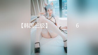 KTV 女厕偷拍穿着丁字小内内 BB夹的很紧的破洞牛仔裤美女