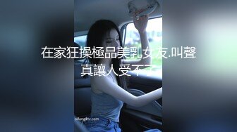  豹纹小少妇露脸精彩演绎，房间里好几哥男人观战，交大鸡巴互动狼友撩骚听指挥