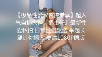 家庭摄像头偷窥小情侣，苗条眼镜美女赤裸酮体，摆弄玫瑰花，好看吗好看吗老公，老公没理睬就过去坐在腿上，紧紧抱住 羡慕啦~