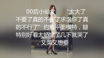  黄衣T恤小姐姐这身姿这大长腿真诱人啊 胸前鼓胀饱满乳沟好深看的鸡儿硬邦邦