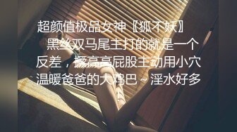 年轻胸前纹身的老婆给老公打飞机撸硬，女上位秒变榨汁打桩机