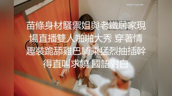    女技师在按摩旁边小哥上来要操逼给客人带上眼罩，S型身材翘起美臀，后入爆操大声啪啪